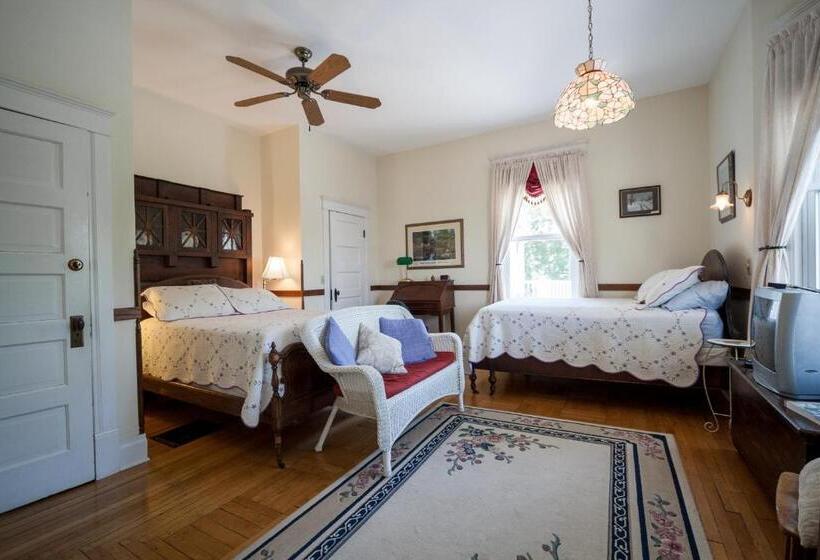 Номер Стандарт 2 Двуспальные Кровати, Friendly City Inn B&b