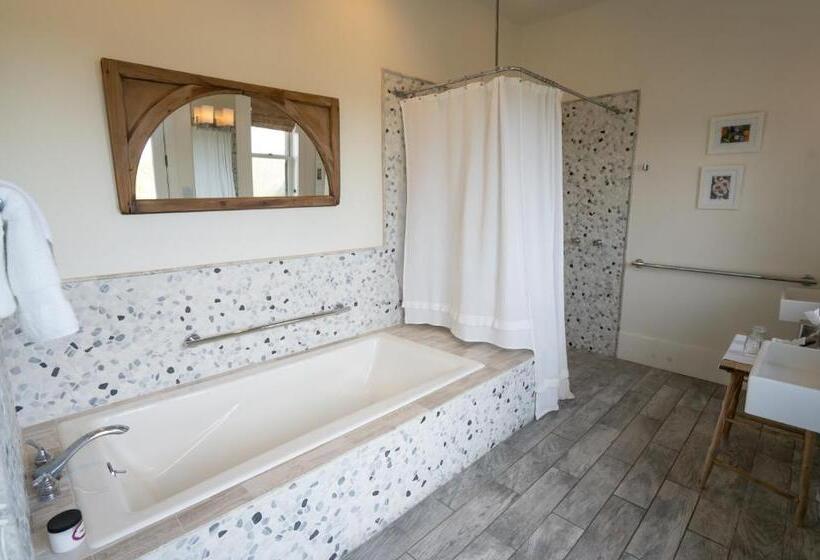 장애인을 위한 킹사이즈 침대 스탠다드 룸, Sage Hill Inn & Spa