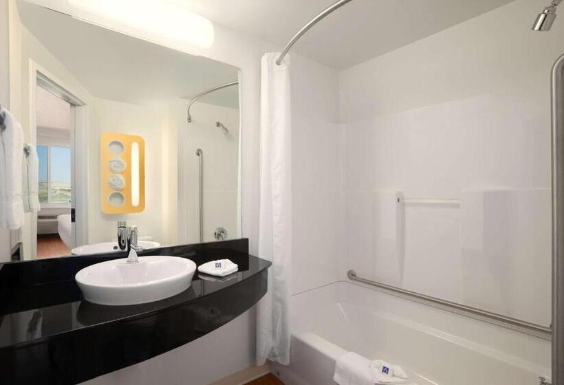 Номер Стандарт Адаптированный для Инвалидов, Motel 6swift Current, Sk
