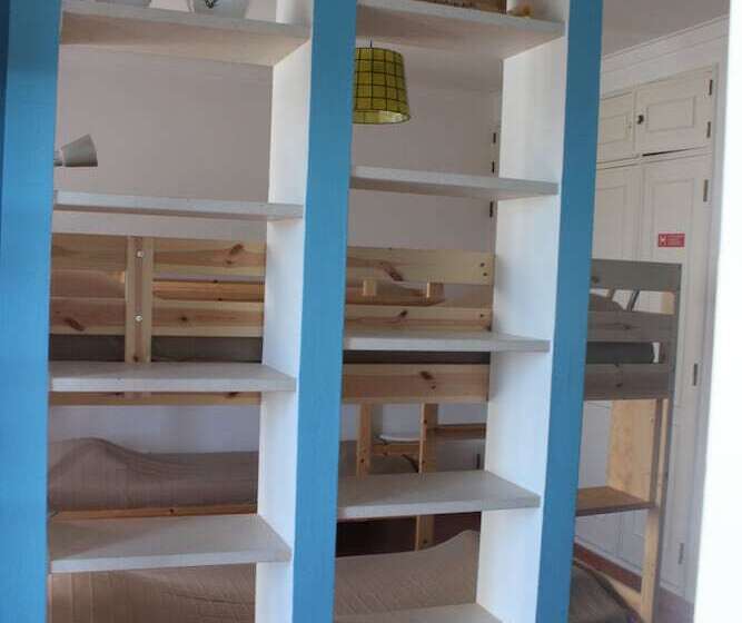 Кровать в Многоместном Номере с Общей Ванной, Ericeira Chill Hill Hostel & Private Rooms   Peach Garden