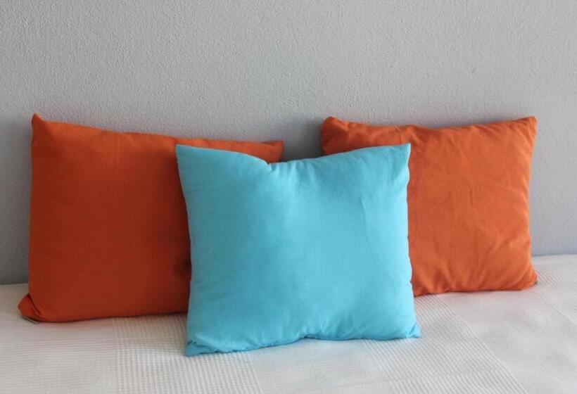 Номер Стандарт с Балконом, Ericeira Chill Hill Hostel & Private Rooms   Peach Garden