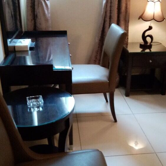 Escritório Estándar, Paragon Hotel Apartments
