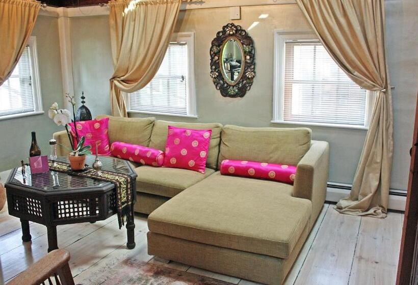 스위트 킹사이즈 침대, Moroccan Boutique Guest House