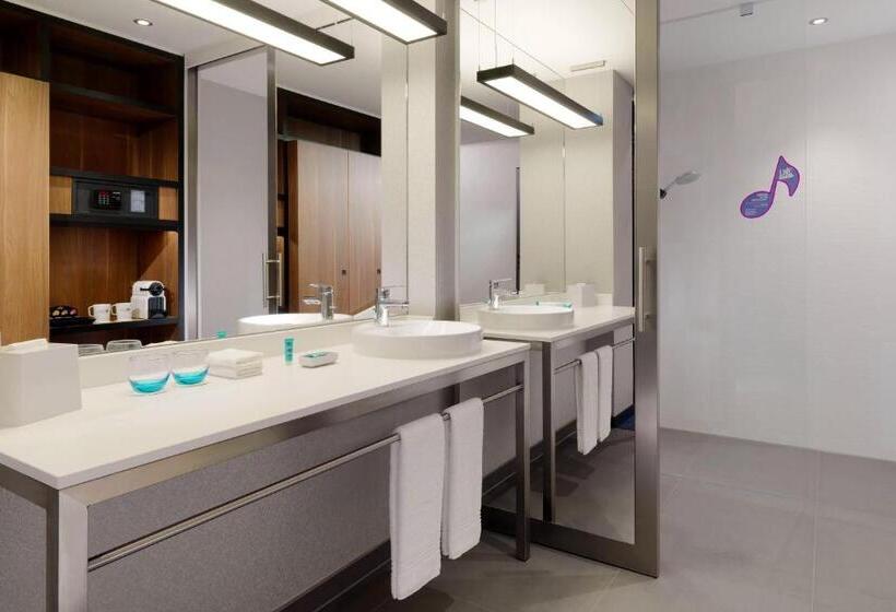 带大床的套房, Aloft München