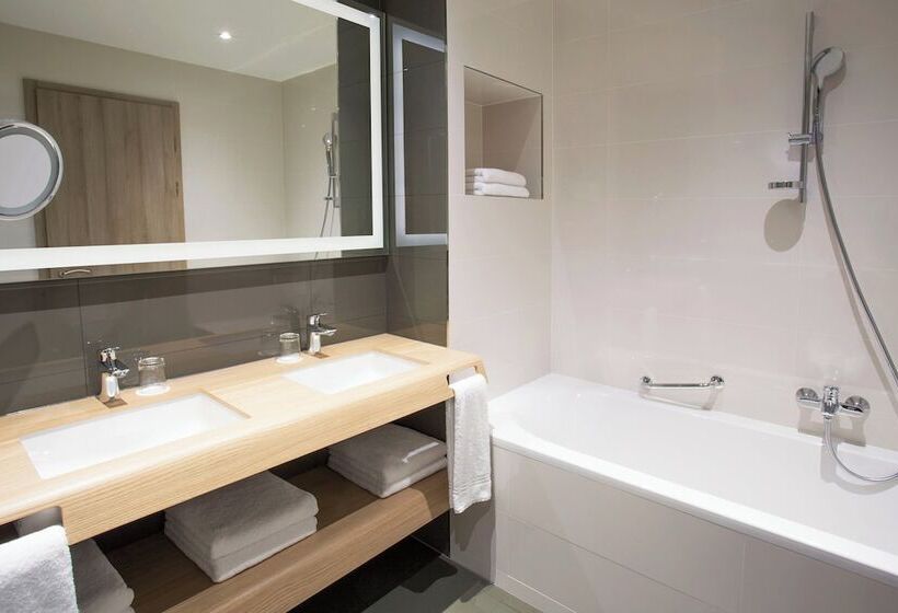 اتاق لوکس با بالکن و چشم‌انداز دریا, Sheraton Dubrovnik Riviera