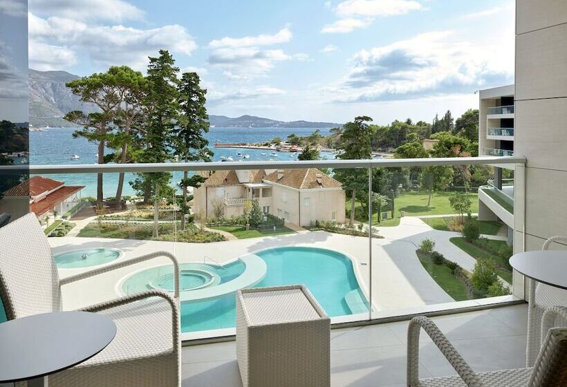 اتاق لوکس با بالکن و چشم‌انداز دریا, Sheraton Dubrovnik Riviera