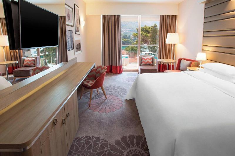 اتاق لوکس با بالکن و چشم‌انداز دریا, Sheraton Dubrovnik Riviera