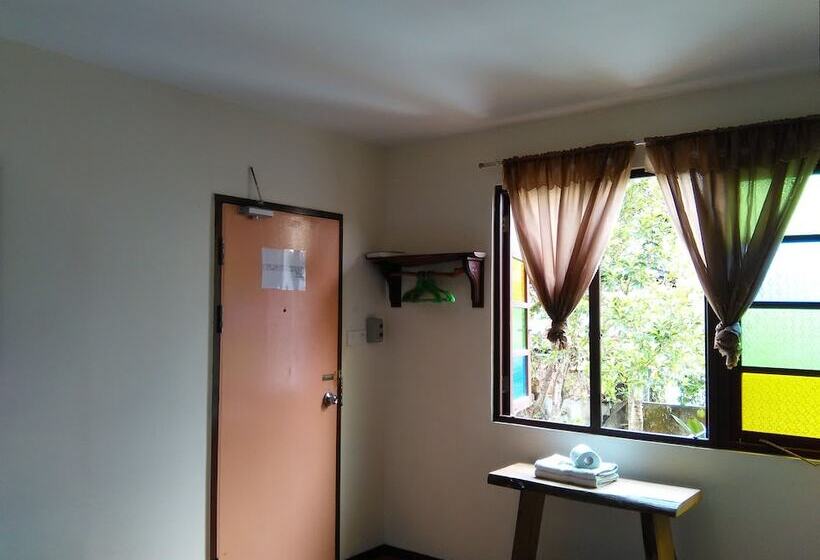 اتاق استاندارد سه نفره, Kuching Waterfront Lodge