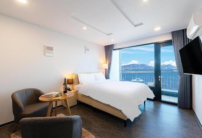 اتاق لوکس با چشم‌انداز دریا, C Resort