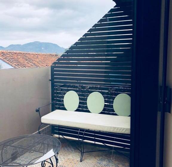 Номер Deluxe, Helverica