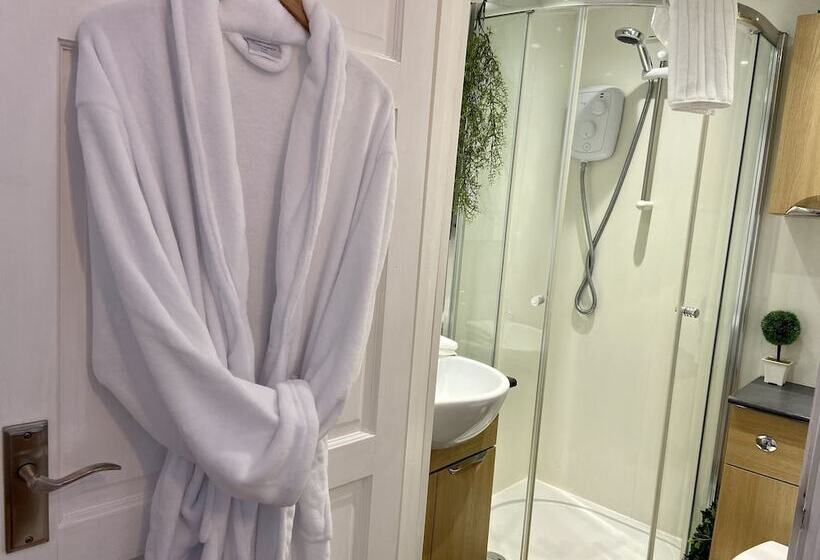 اتاق استاندارد سه نفره, Cartref Guest House