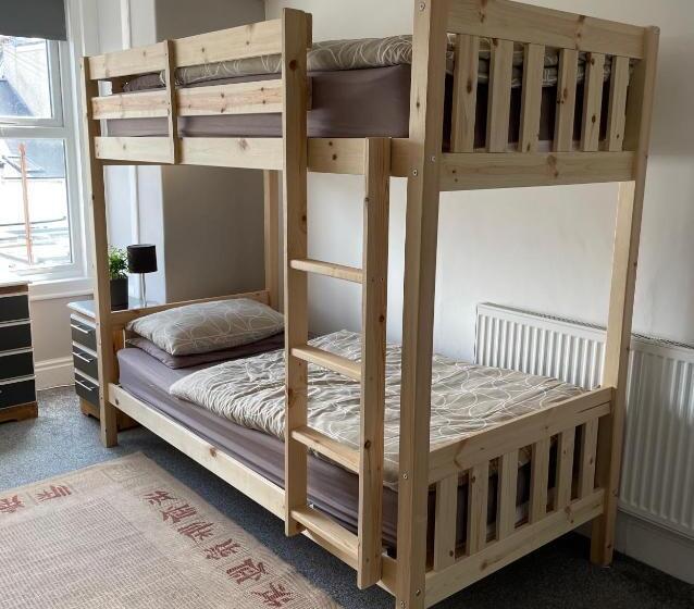 Четырехместный Номер Стандарт, Breakers Guest House