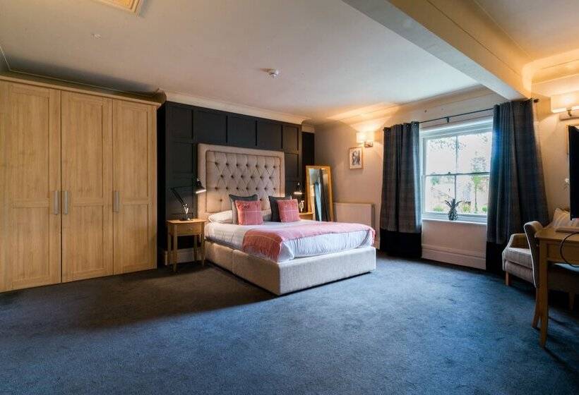Семейный Номер, Derby Arms
