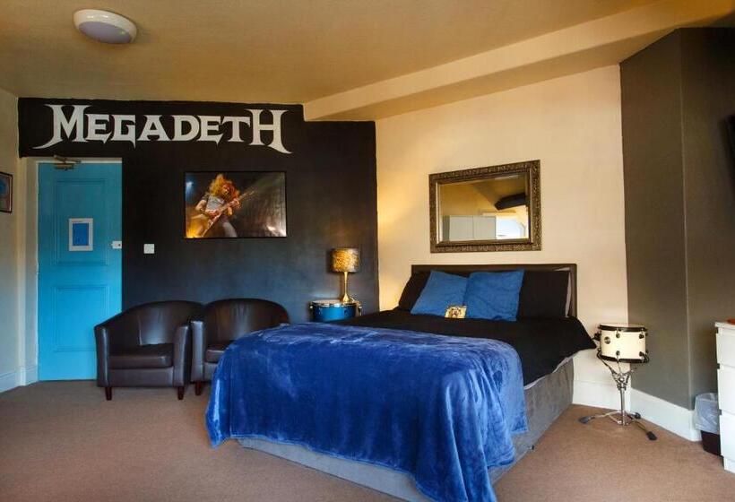 Семейный Номер, The Saddle Inn
