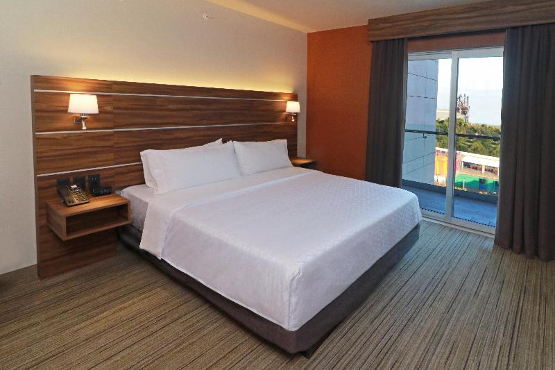 キングサイズベッドのスイートルーム, Holiday Inn Express   Monterrey   Fundidora, An Ihg