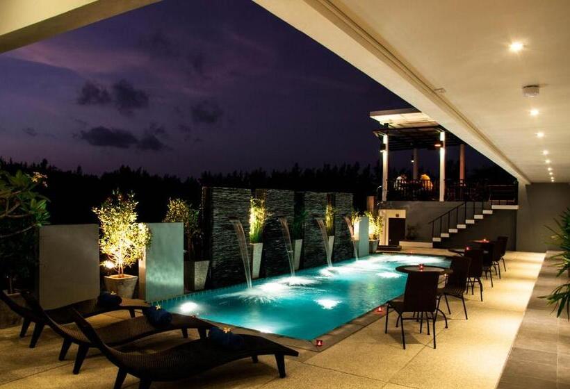 اتاق لوکس با چشم‌انداز استخر, Amin Resort