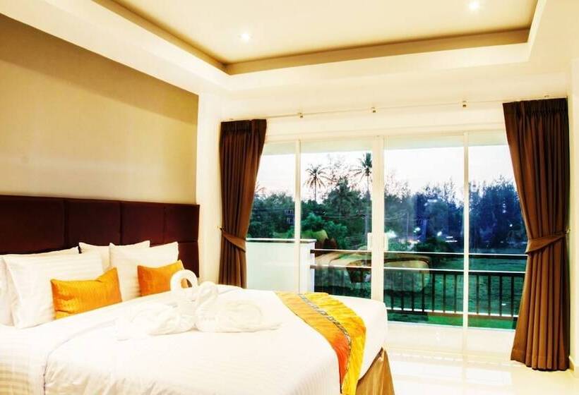 اتاق لوکس با چشم‌انداز استخر, Amin Resort