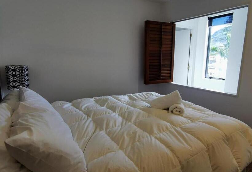 اتاق لوکس با بالکن و چشم‌انداز دریا, The Anchorage Apartments