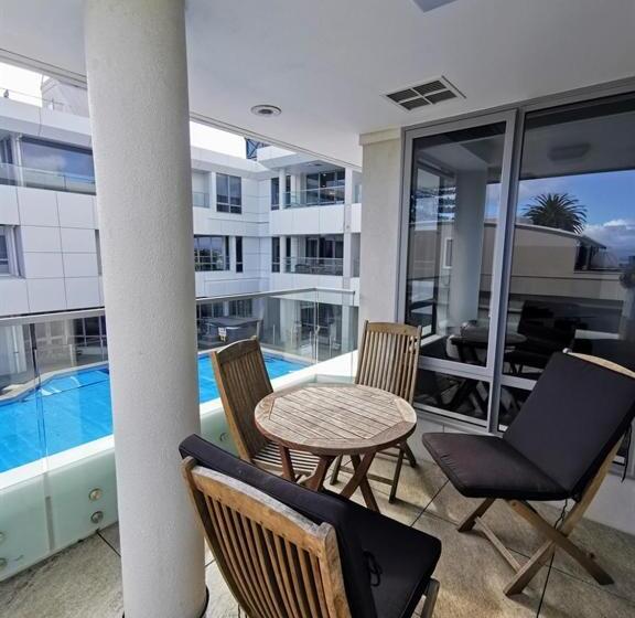 اتاق لوکس با بالکن و چشم‌انداز دریا, The Anchorage Apartments