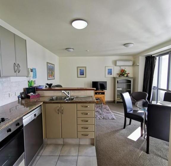 اتاق لوکس با بالکن و چشم‌انداز دریا, The Anchorage Apartments