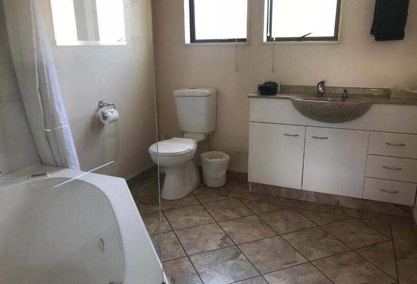 Студия Стандарт, Tudor Lodge Motel