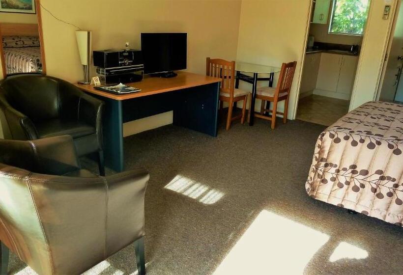 Студия Стандарт, Tudor Lodge Motel