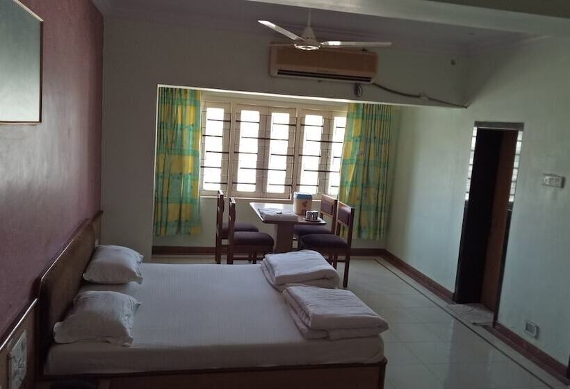 اتاق لوکس, Guruprerna Beacon Resort Dwarka