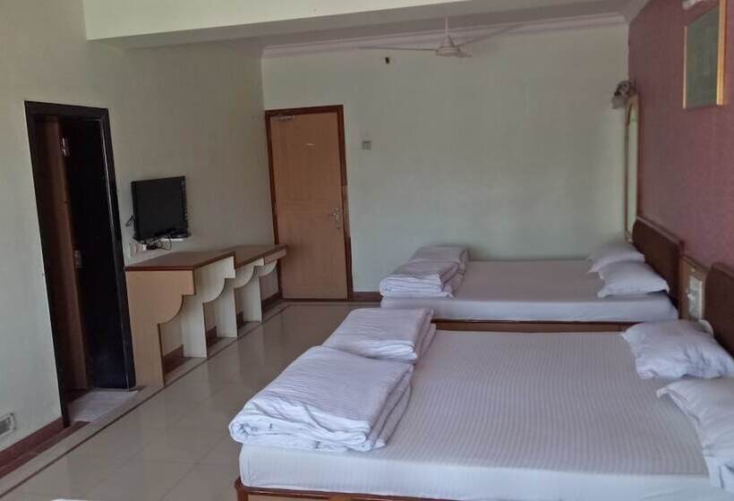 اتاق لوکس, Guruprerna Beacon Resort Dwarka