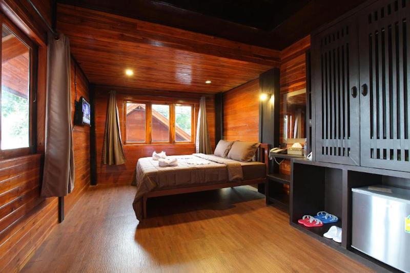 Бунгало Deluxe, The Cobble Beach Hotel  Phi Phi Island
