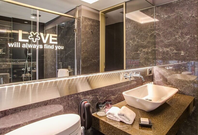 اتاق لوکس, Check Inn Taipei Nanjing