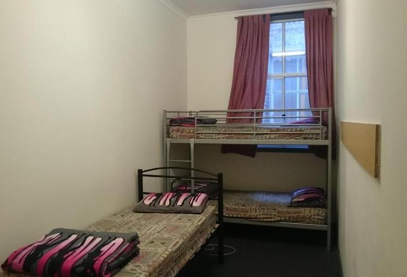اتاق استاندارد سه تخته با سرویس بهداشتی مشترک, Elizabeth Hostel