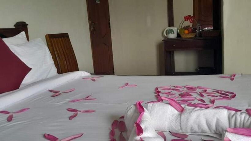 Junior suite with river view, Villa Arunalu Kandy