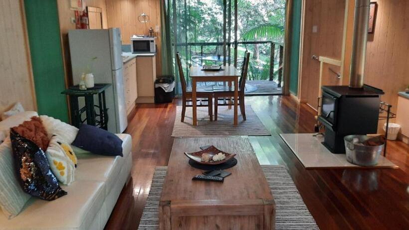 Хижина, Treetops Montville