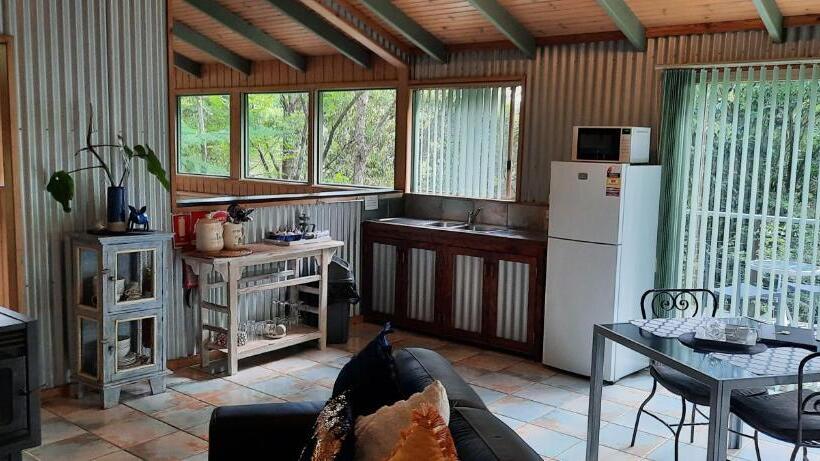 Хижина, Treetops Montville