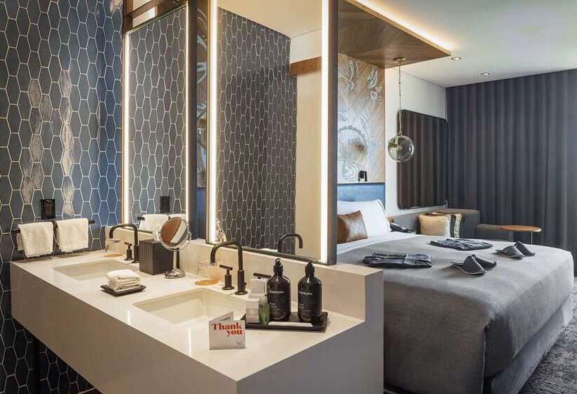 Suite mit Ausblick, Conrad Manila