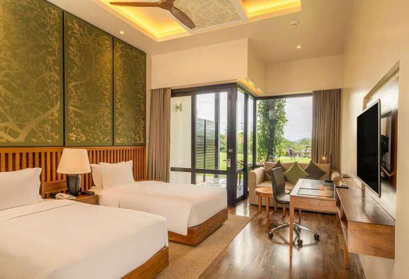 Номер Deluxe Вид на Бассейн, Conrad Manila