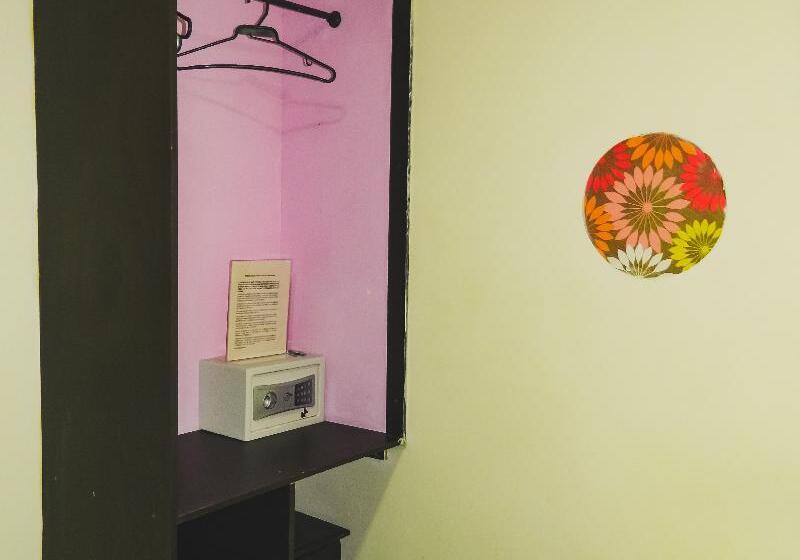 经济房, Hostel Stingray