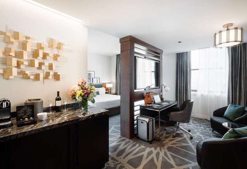 Standard Studio Kingsize Seng, Londonhouse Chicago Curio Collection By Hilton
