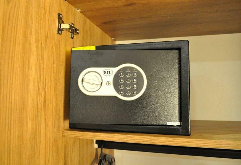 小型套房, Golden Door