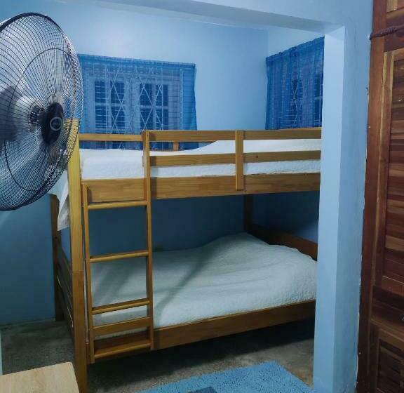 اتاق خانوادگی با چشم‌انداز باغ, Villa Havana Negril