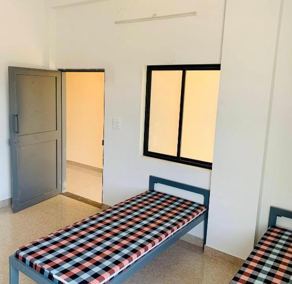 标准三人间共用浴室, Jsr Boys Hostel   Pratap Nagar
