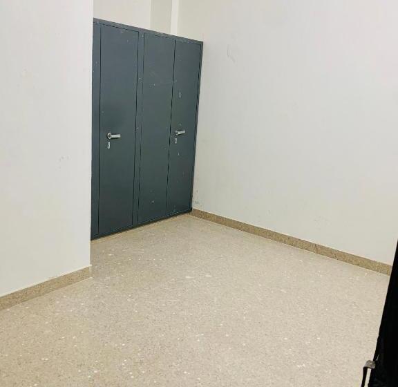 标准三人间共用浴室, Jsr Boys Hostel   Pratap Nagar
