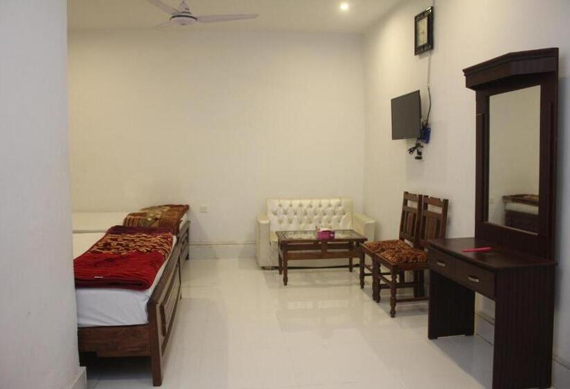 اتاق استاندارد سه نفره, Pakistan Club Inn