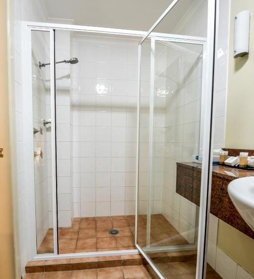 חדר משפחתי, Golden Guitar Motor Inn