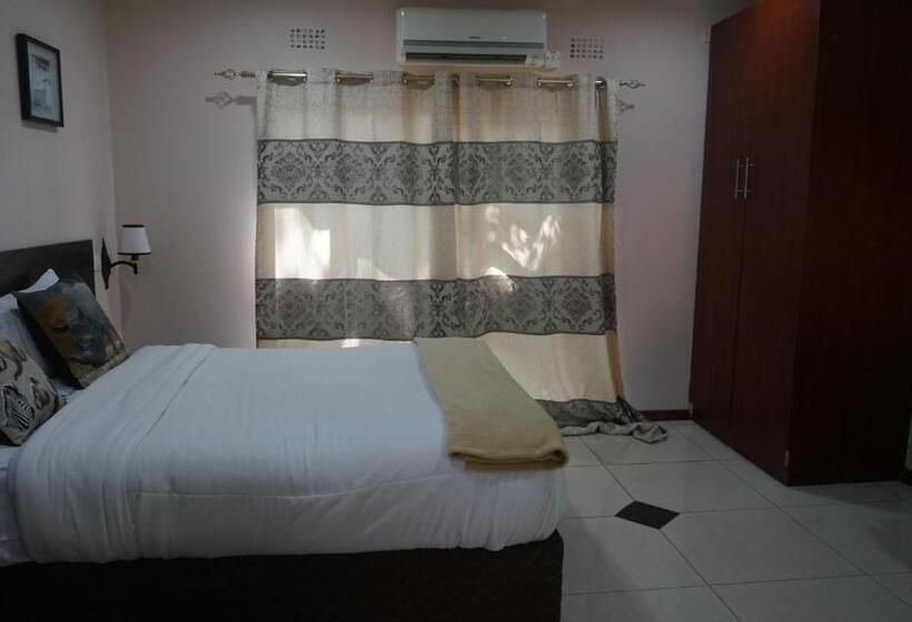 اتاق استاندارد با چشم‌انداز استخر, Tasha Lodge And Tours