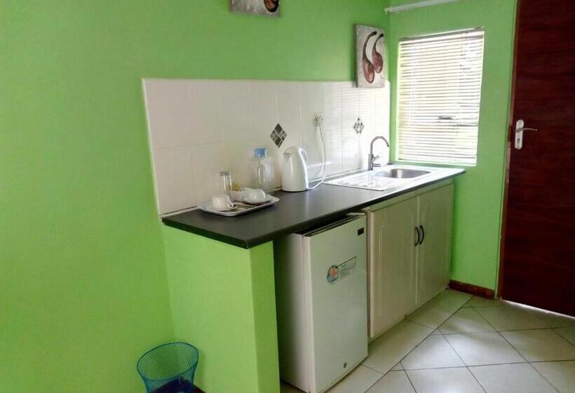 اتاق لوکس با چشم‌انداز استخر, Tasha Lodge And Tours