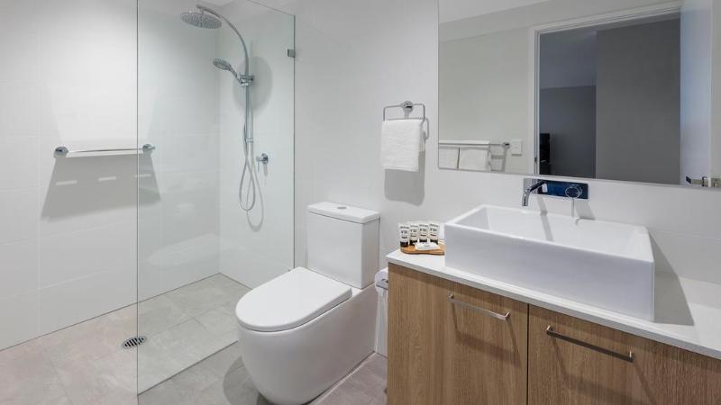 Номер Стандарт Кровать Кинг Адаптированный для Инвалидов, Hilton Garden Inn Raleigh /crabtree Valley