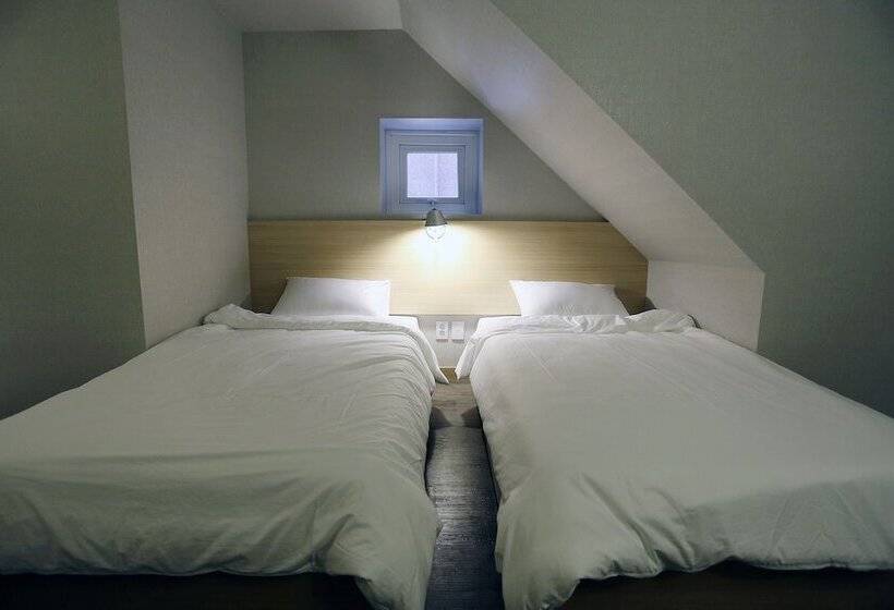 Quarto Triplo Estandar, 8 Hours