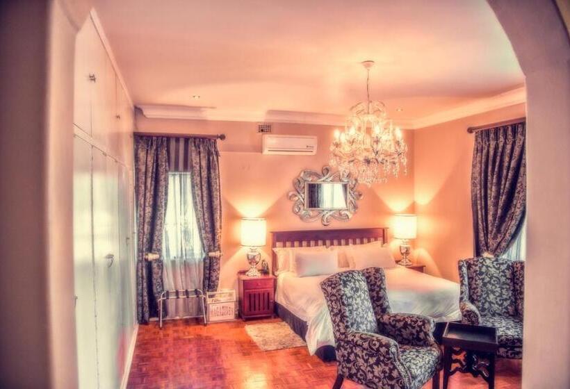带大床的套房, Nauntons Guest House