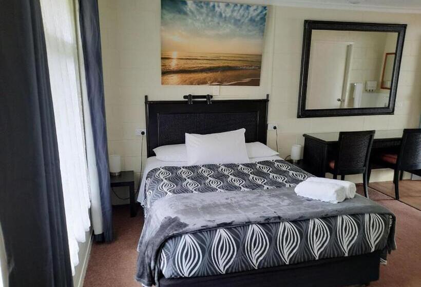 اتاق خانوادگی, Flying Spur Motel